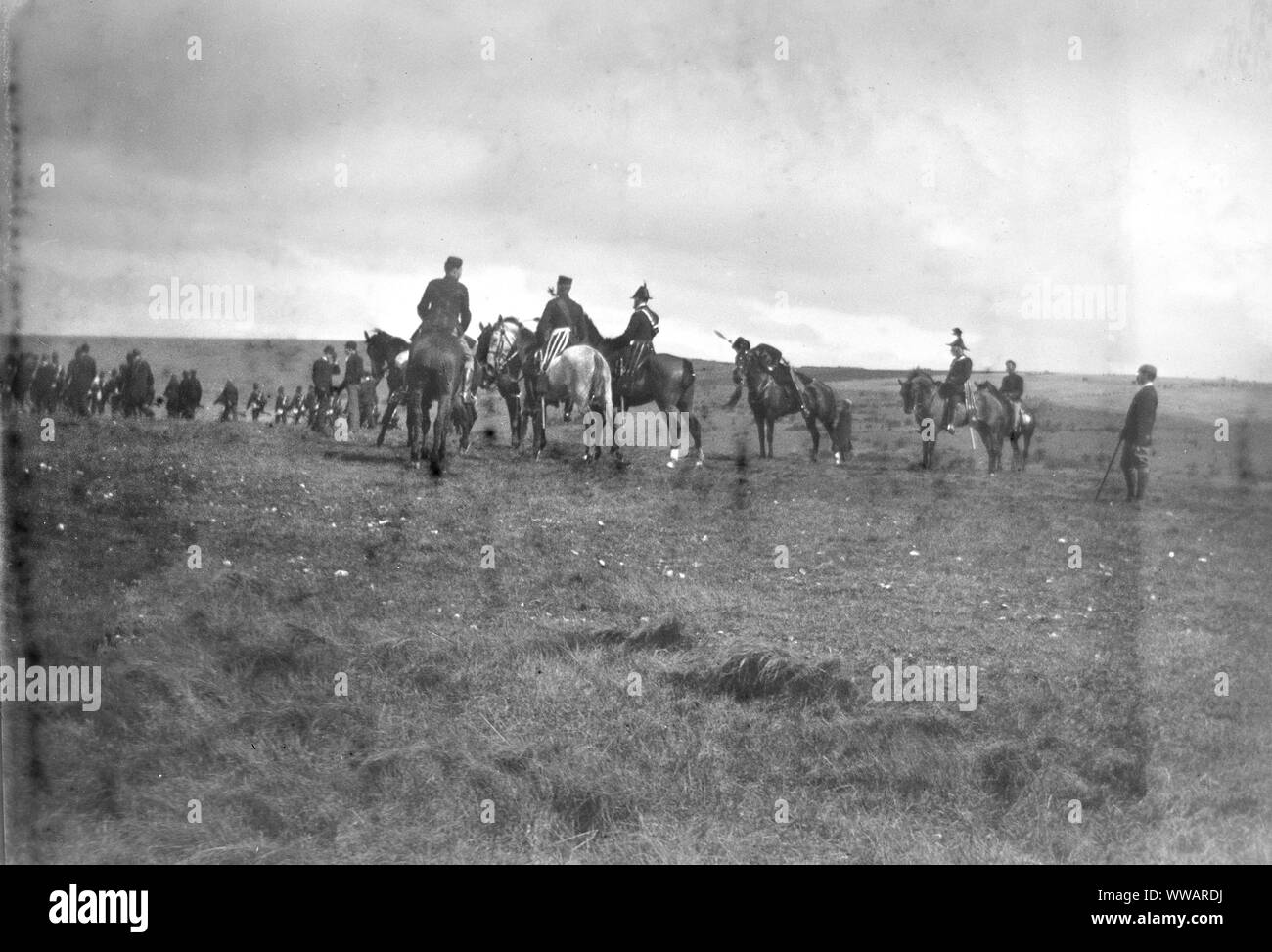 Archivbild ca. 1900-1910 von Militärs zu Pferd/Manövern. Direkt vom Glasnegativ gescannt Stockfoto