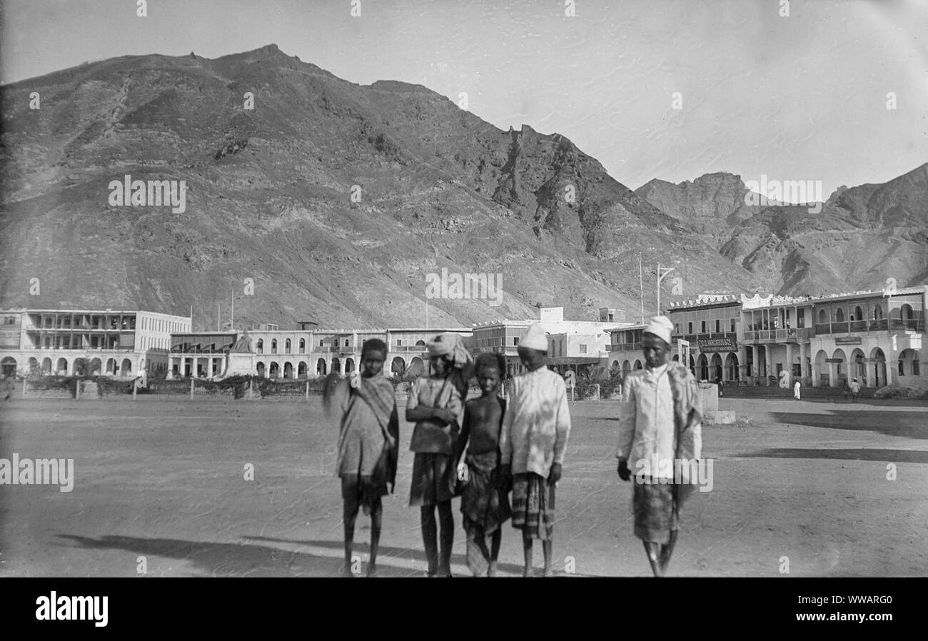 Tawahi (Dampfgarer), Aden, Jemen 1914. Kinder posieren für die Kamera. Stockfoto