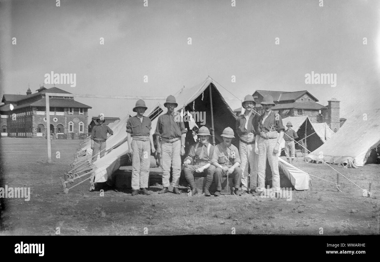 Archivfoto der britischen Armeetruppen 1914 in Ägypten oder Aden, mit Pithhelmen von einem Glockenzelt getragen. Gescannt von der ursprünglichen Glasplatte negativ Stockfoto