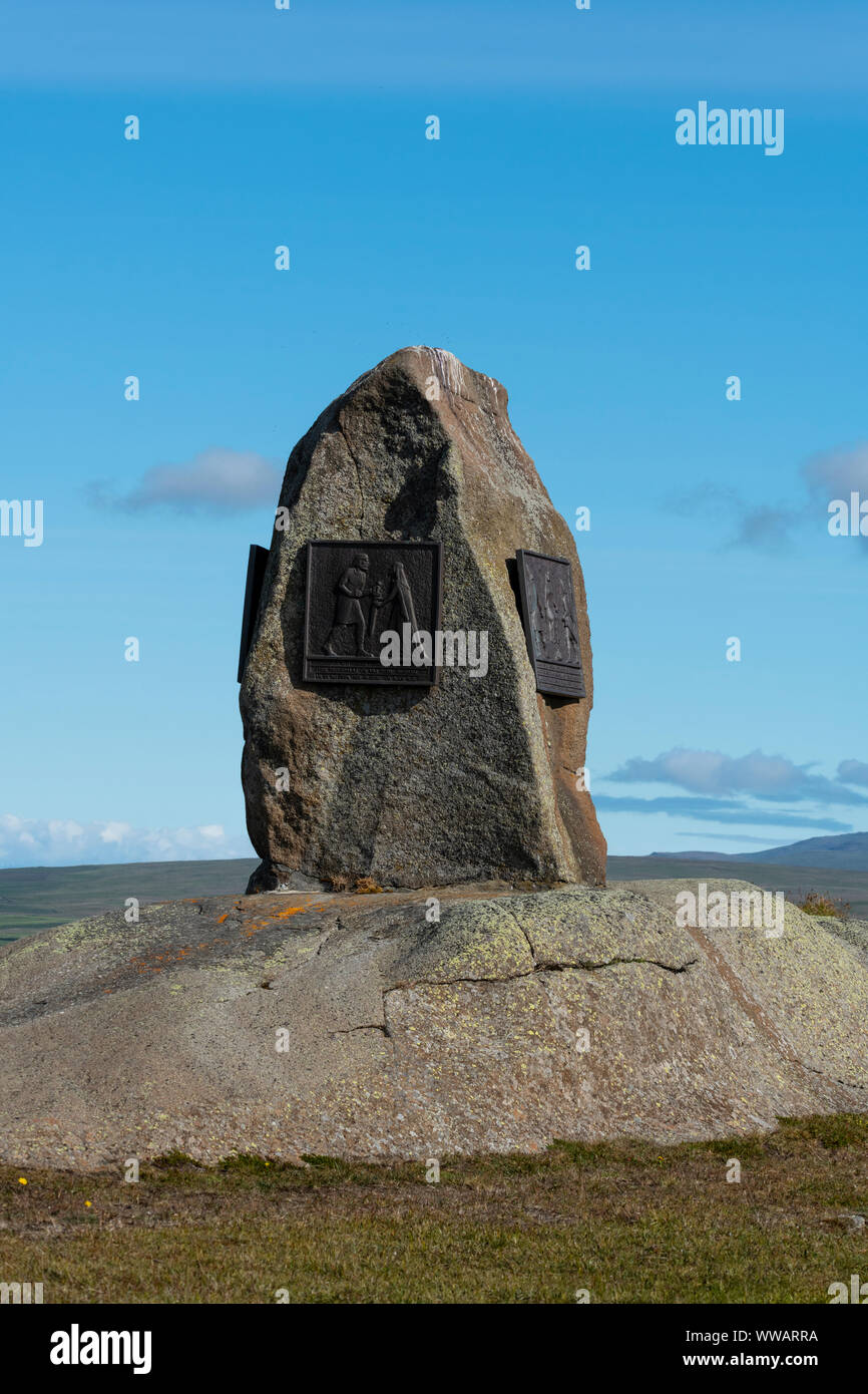 Bjarg momorial Stein in Westiceland zeigt eine kurze Geschichte des Grettis die Starke von der Grettis saga, Sohn des Asmund Langhaar Stockfoto