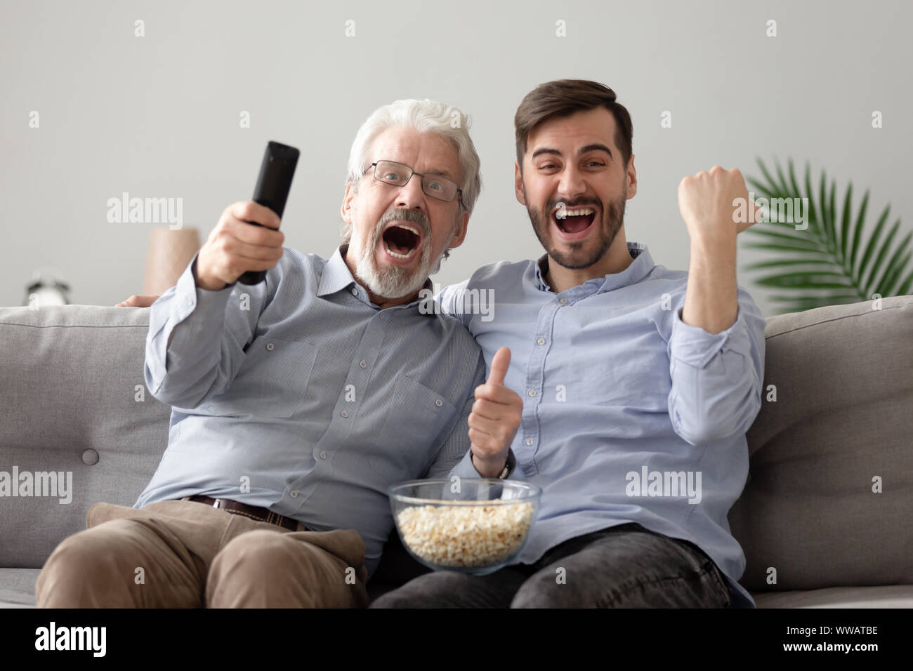 Alten Vater und Sohn Fernsehen sport spiel Überglücklich Stockfoto