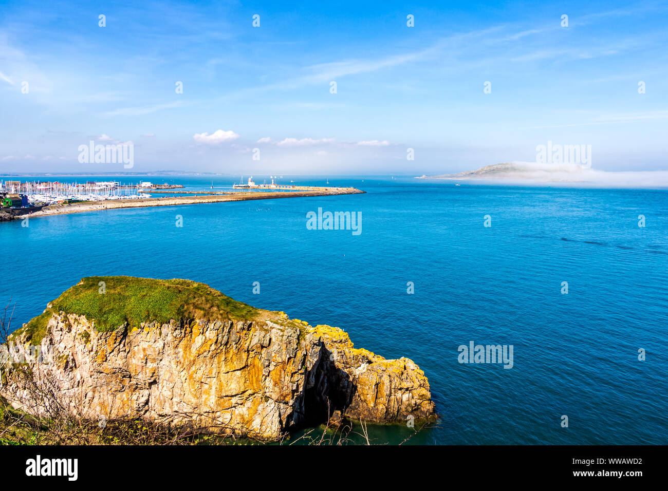 Niedrig liegenden Nebel oder Dunst nähert und die Irelands Auge Insel, ungewöhnliches Phänomen, Panoramablick von Howth View Point am Hafen Dublin Irland Stockfoto