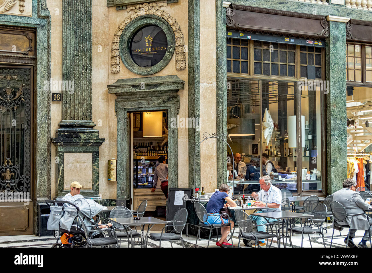 Gäste essen in einem Restaurant in der Galleria San Frederico, einer eleganten galleria mit Glasdecke in Turin, Italien Stockfoto