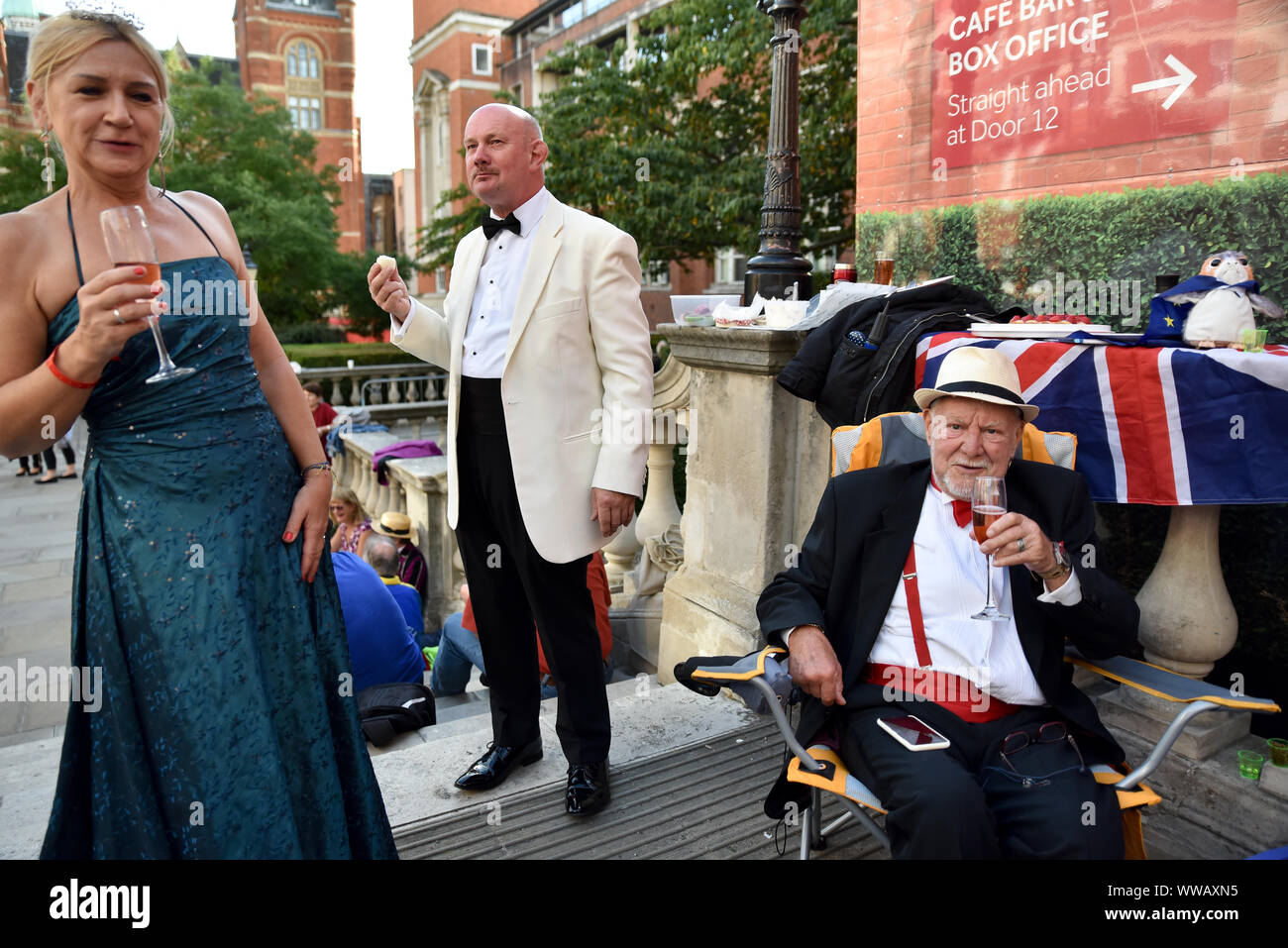 Die Royal Albert Hall, South Kensington, London, Großbritannien. 14 Sep, 2019. Prommers und EU-Befürworter außerhalb der Royal Albert Hall für die letzte Nacht der Proms. Quelle: Matthew Chattle/Alamy leben Nachrichten Stockfoto