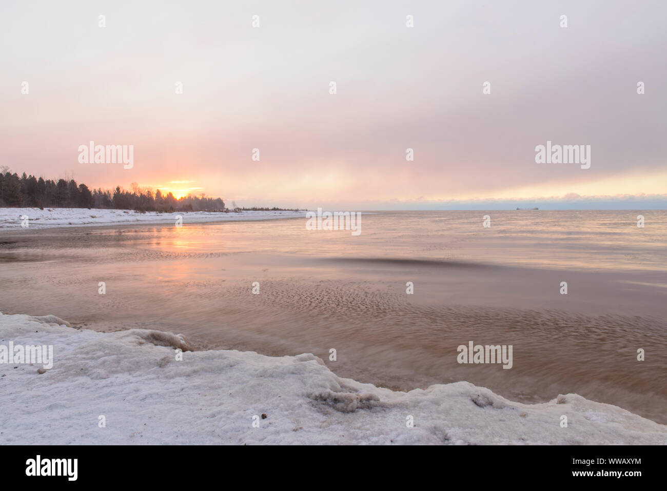 Lake Michigan Shoreline mit Schnee im Winter squall in der Morgendämmerung, Manistique, Michigan, USA Stockfoto