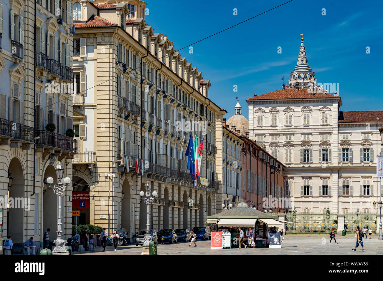Ein Zeitungskiosk auf der eleganten Piazza Castello in Turin, Italien Stockfoto