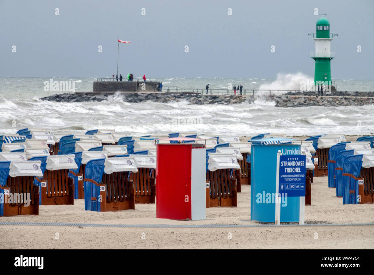 Windiger Tag in Warnemunde Strand Ostsee Deutschland Korbliegen, Surfen Stockfoto