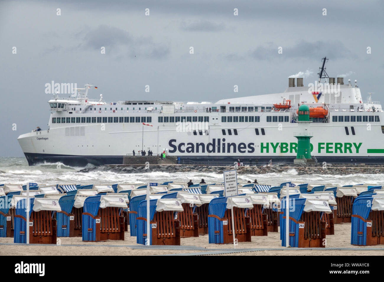 Fährschiff verlässt Rostocker Hafen an windigen Tagen Ostsee Deutschland Scandlines Hybrid Ferry Deutschland Warnemunde Stockfoto