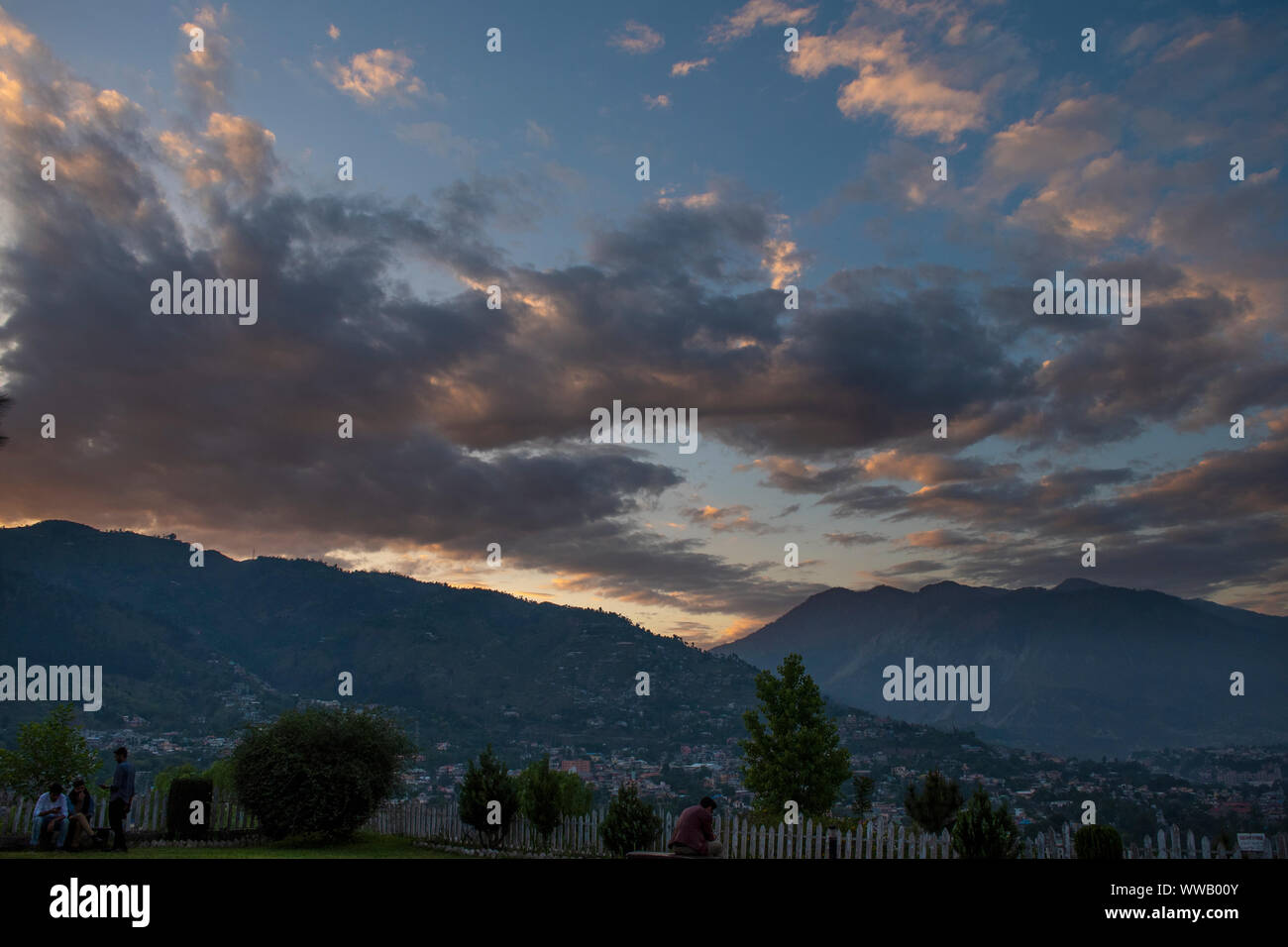 Sonnenuntergang mit Wolken im nördlichen Berg Stockfoto