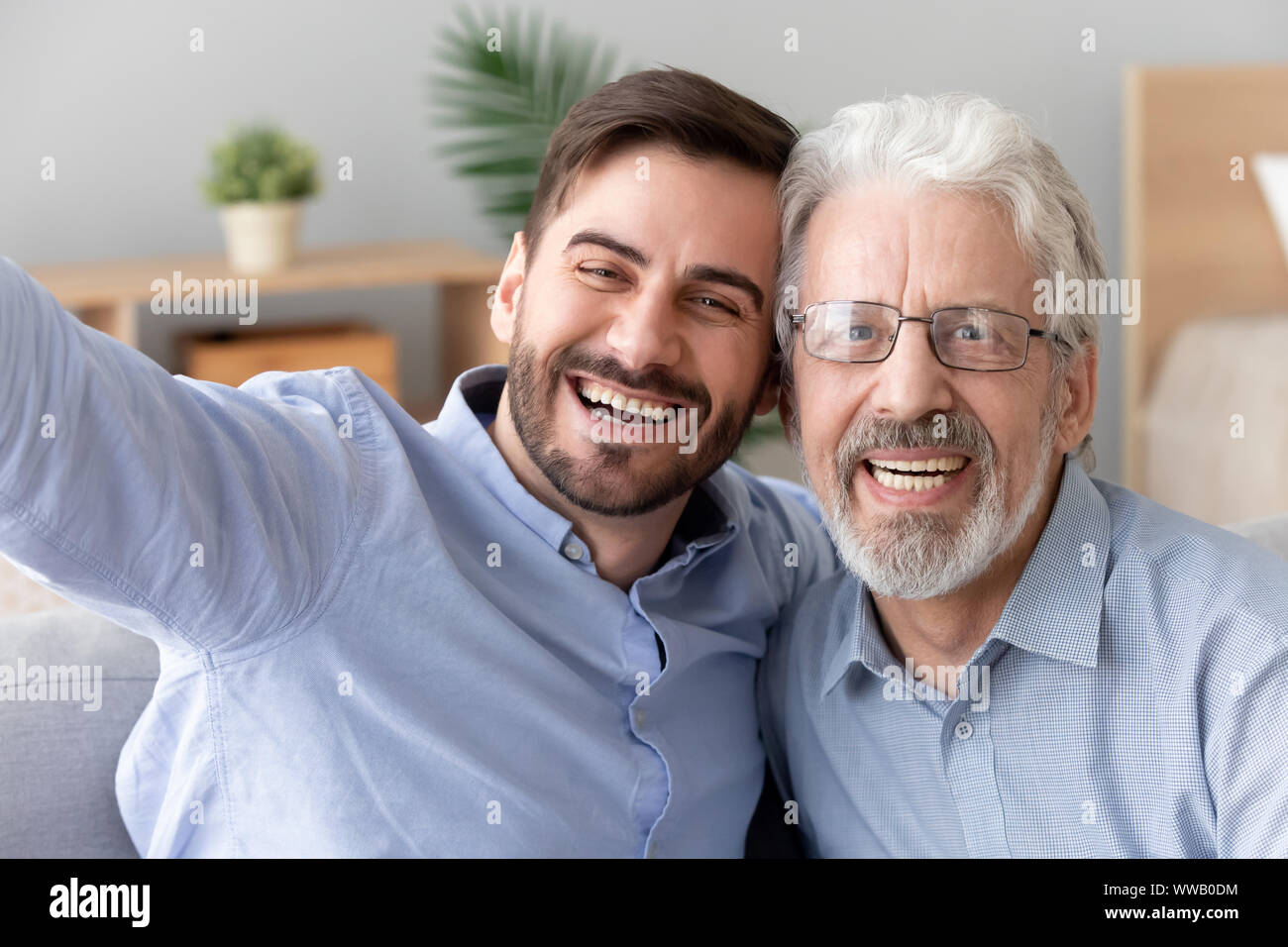 Gerne alten Vater den jungen Sohn selfie, mobile Kamera Stockfoto