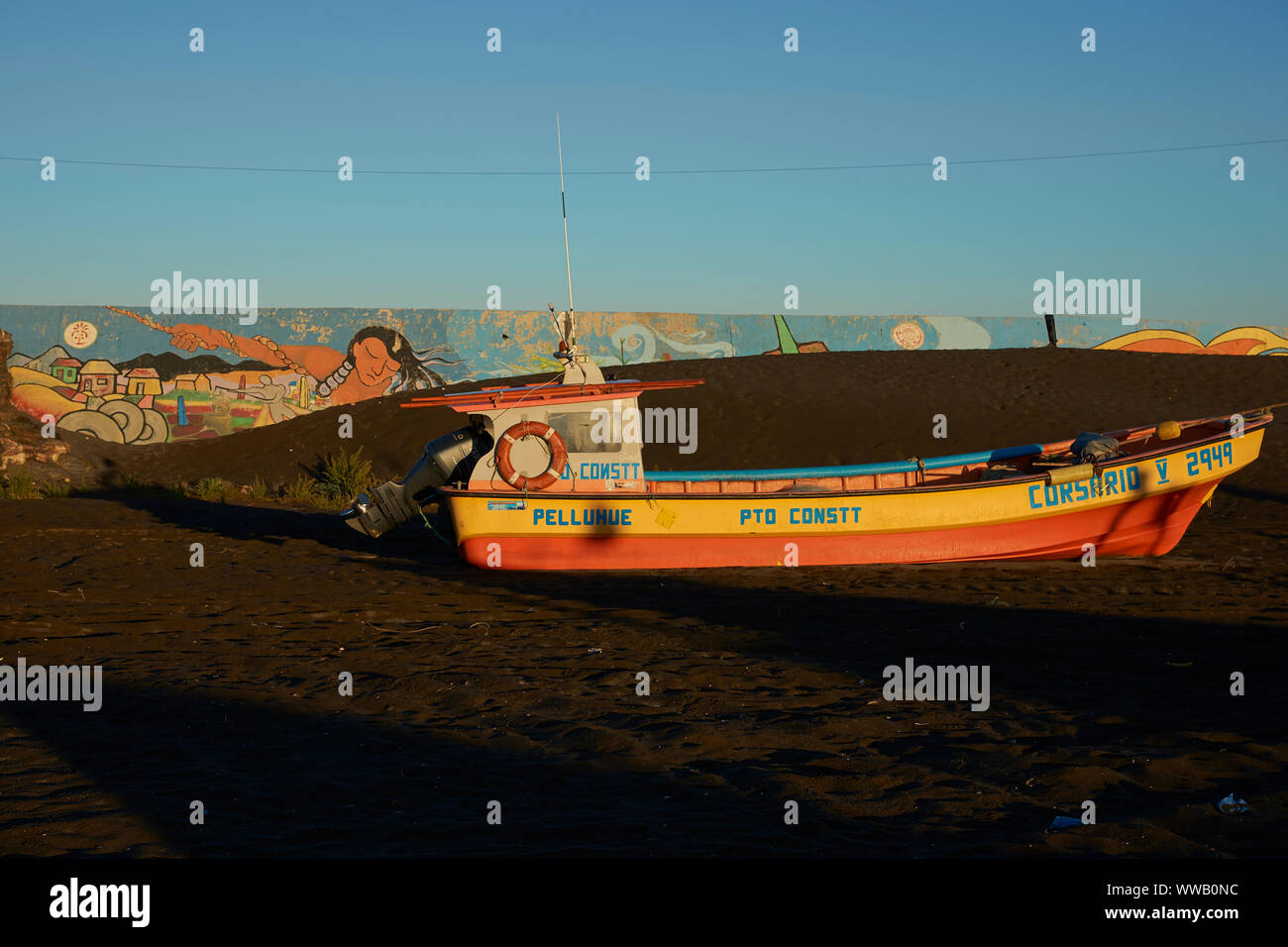 Bunte Fischerboote am Strand in dem kleinen Fischerdorf Curanipe in der Region Maule in Chile. Stockfoto