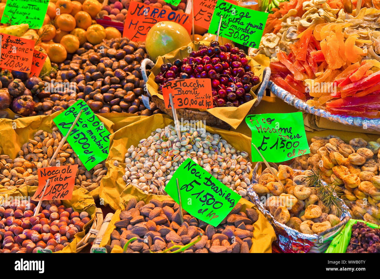 Buntes Obst und Gemüse aus biologischem Anbau in einem italienischen Markt ausgestellt Stockfoto