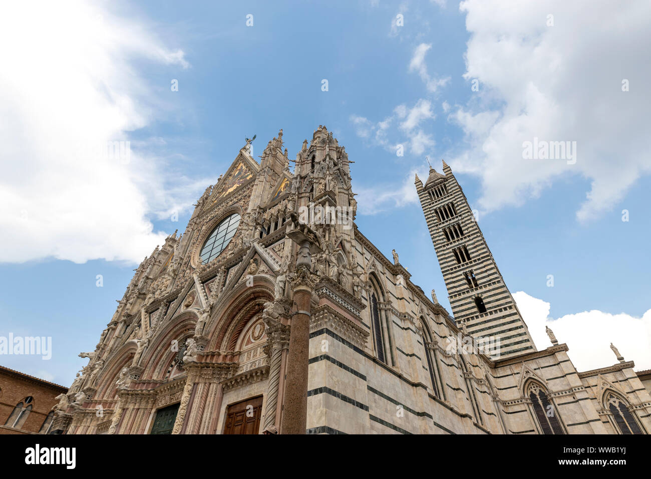 Blick auf die Fassade und der Glockenturm der Kathedrale Santa Maria Assunta, Siena - Italien Stockfoto
