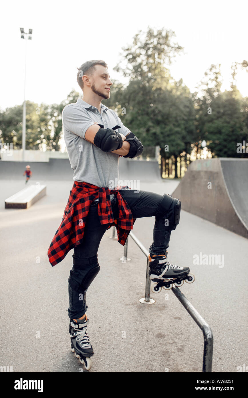 Roller Skating, jungen Skater posiert im Skate Park Stockfoto