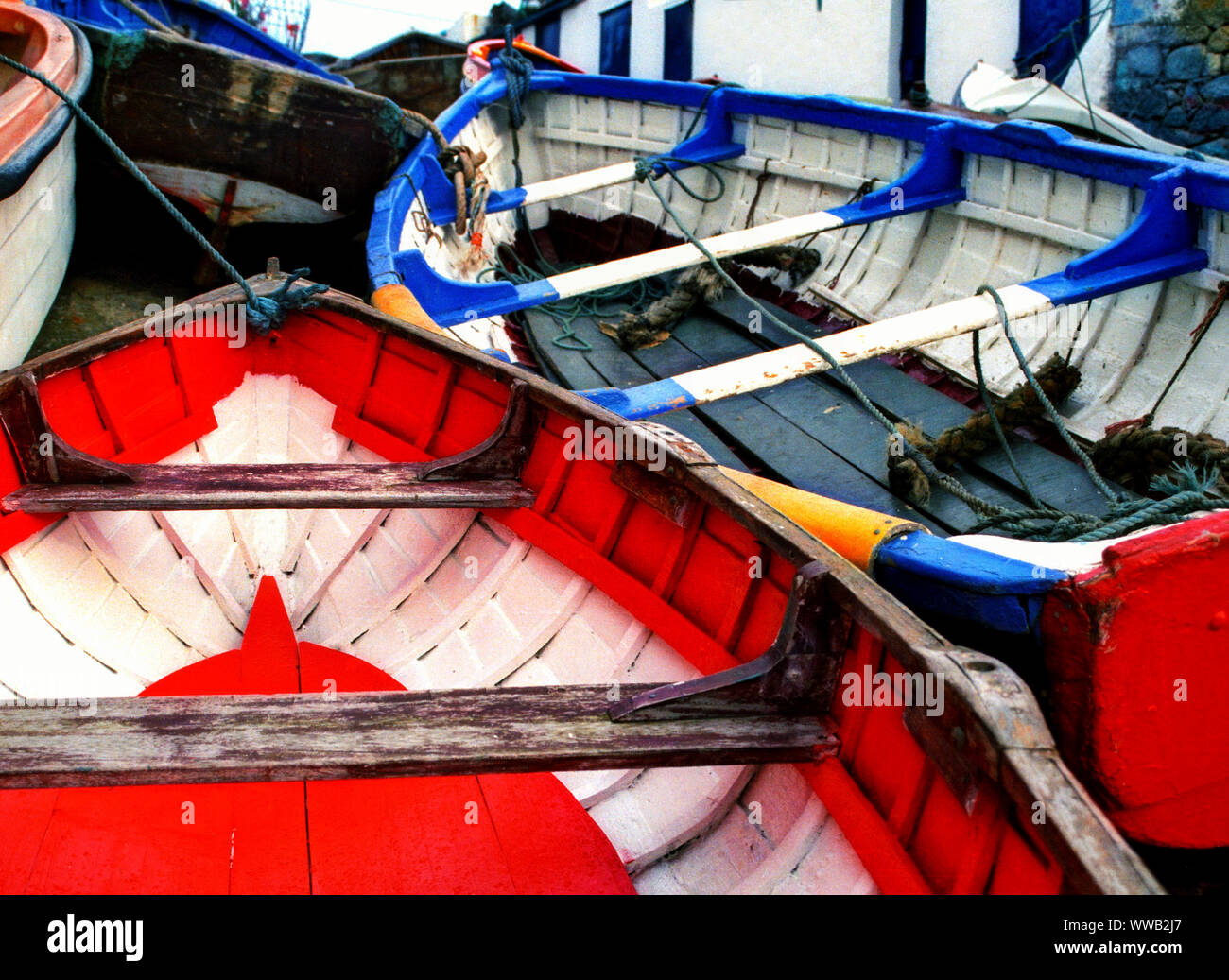 Irischen Fischerboote hochgezogen auf einer Rampe von Dalkey Hafen außerhalb Dublins. Stockfoto