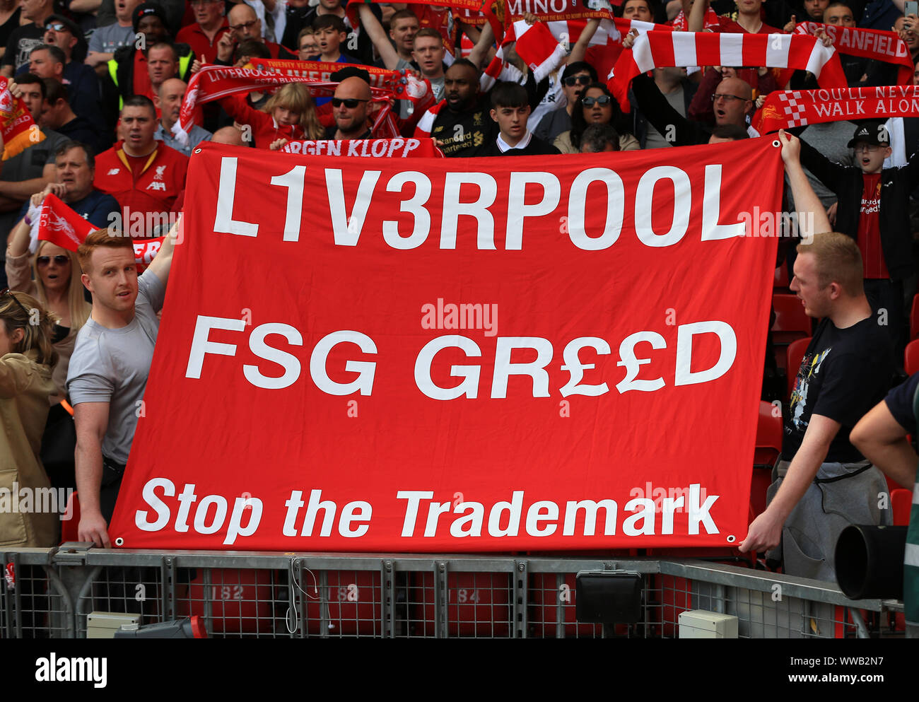 Liverpool, Großbritannien. 14. September 2019; Anfield, Liverpool, Merseyside, England; Fußball der englischen Premier League, Liverpool gegen Newcastle United; Liverpool Fans auf den Kop halten ein Transparent vor dem Kick-off gegen den Vorschlag von Eigentümern FSG zu Markenzeichen der Name "Liverpool" - Streng redaktionelle Verwenden Sie nur protestieren. Keine Verwendung mit nicht autorisierten Audio-, Video-, Daten-, Spielpläne, Verein/liga Logos oder "live" Dienstleistungen. On-line-in-Match mit 120 Bildern beschränkt, kein Video-Emulation. Keine Verwendung in Wetten, Spiele oder einzelne Verein/Liga/player Publikationen Quelle: Aktion Plus Sport Bilder/Alamy Live C Stockfoto