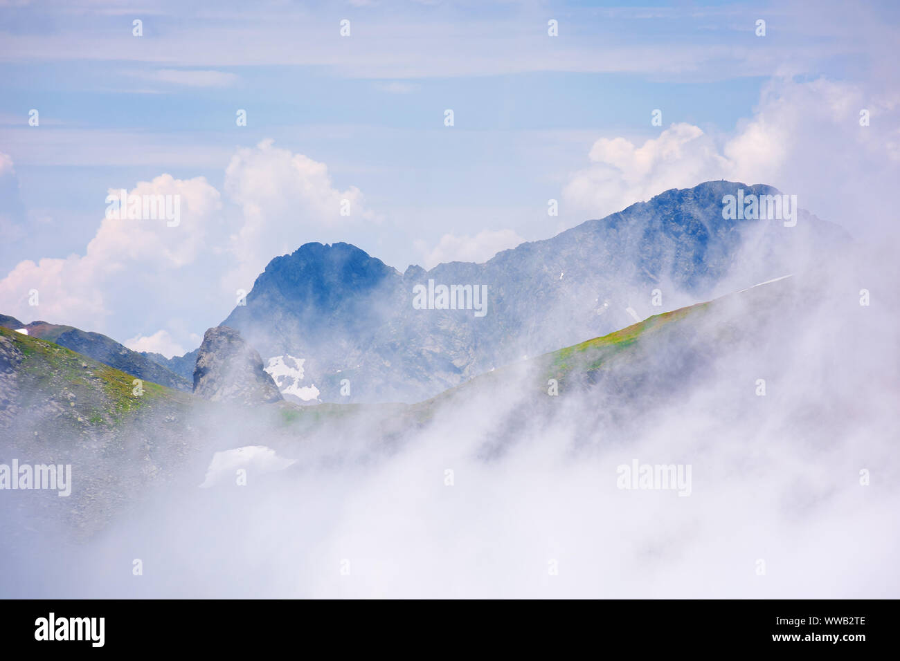 Die atemberaubende Landschaft von wolkenformationen in den hohen Bergen Rumäniens. fagaras in dynamischen wetterlage Ridge. schöne Natur Hintergrund. Träume in Stockfoto