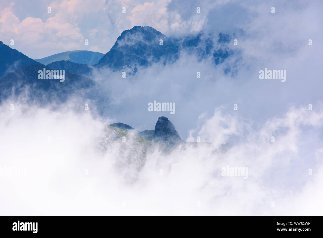 Die atemberaubende Landschaft von wolkenformationen in den hohen Bergen Rumäniens. fagaras in dynamischen wetterlage Ridge. schöne Natur Hintergrund. Träume in Stockfoto
