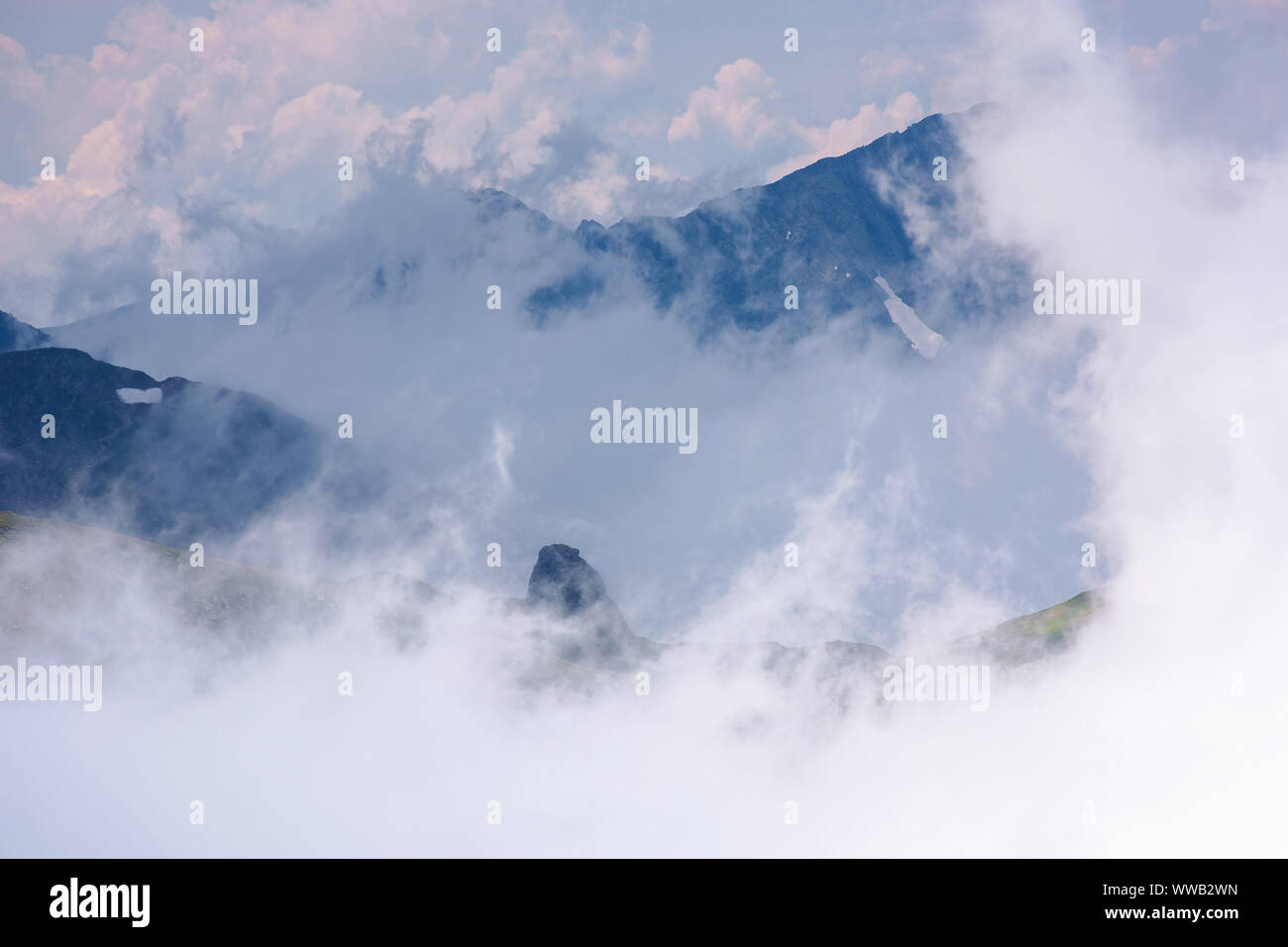 Die atemberaubende Landschaft von wolkenformationen in den hohen Bergen Rumäniens. fagaras in dynamischen wetterlage Ridge. schöne Natur Hintergrund. Träume in Stockfoto