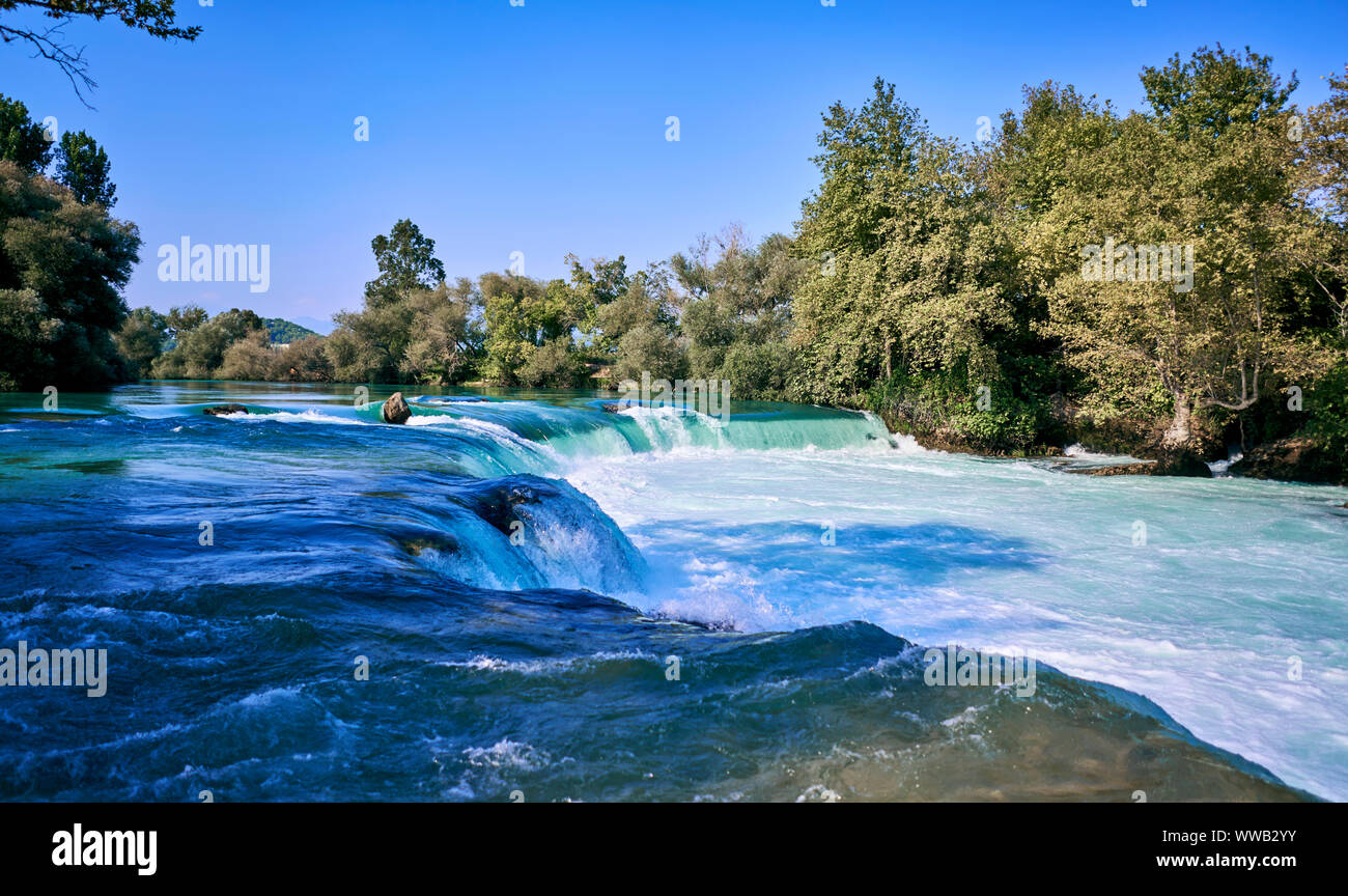 Blick auf einen großen Fluss mit Wasserfall Stockfoto