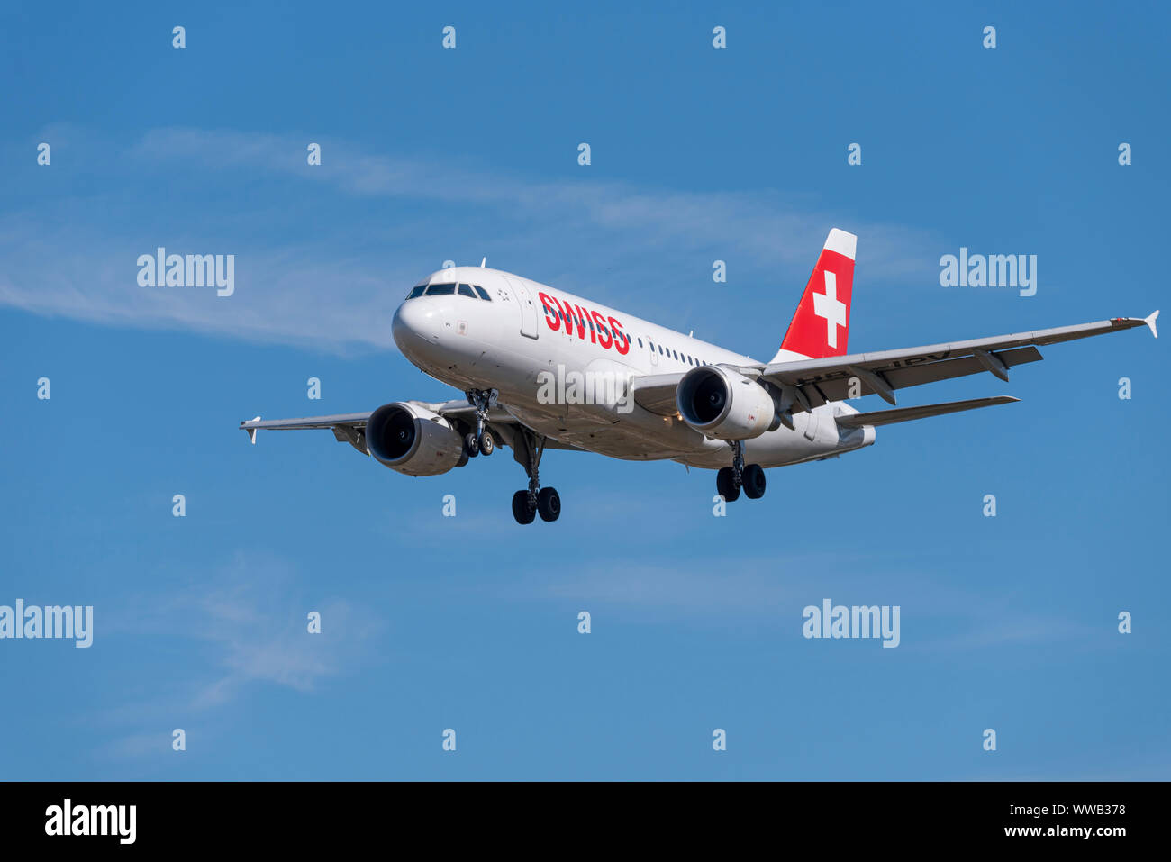 Das Flugzeug des Schweizer Airbus A319 mit dem Flugzeug HB-IPV landet am Flughafen London Heathrow in Hounslow, London, Großbritannien Stockfoto
