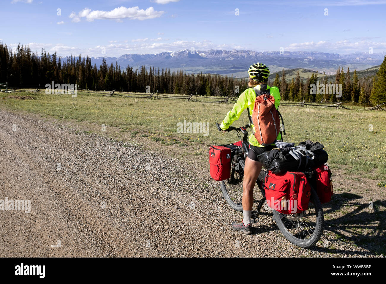 WY 03897-00 ... WYOMING - Vicky Frühling gestoppt in der Ansicht des Owl Creek Berge zu nehmen beim Radfahren die Great Divide Mountain Bike Route. Stockfoto
