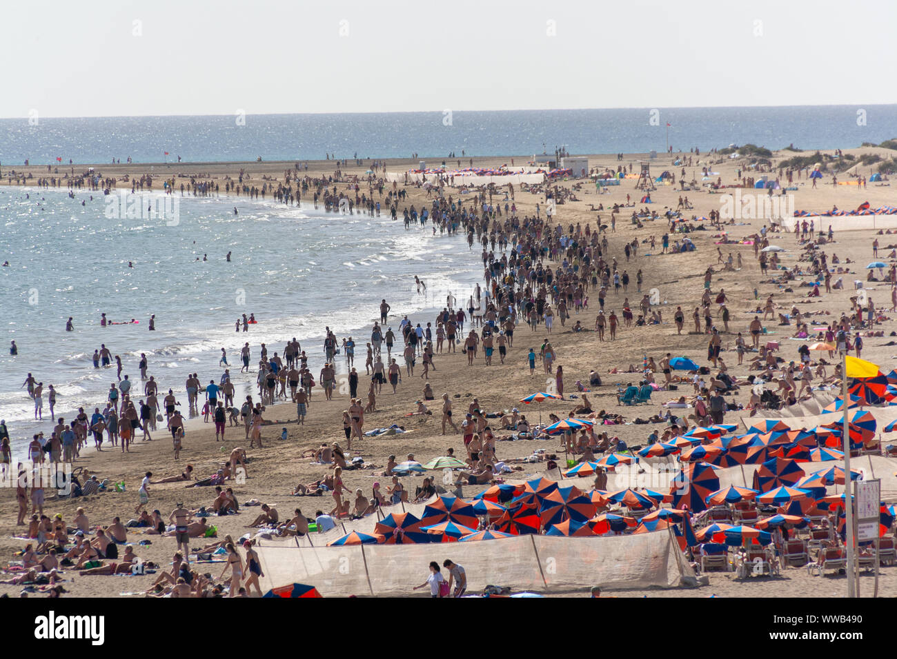 Playa del Ingles, Spanien - Jan 7, 2011: Touristen entspannen und Wandern am Strand von Playa del Ingles Stockfoto