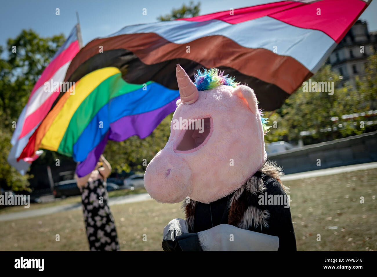 London, Großbritannien. 14. September, 2019. Hunderte von Transgender und Unterstützer sammeln in der Nähe von Wellington Arch zum ersten Trans Pride bereit, durch die Stadt. In Aktivismus verwurzelt, Aufruf zur Veränderung und feiert auch das Leben von Menschen auf der ganzen Welt, Trans Pride zielt darauf ab, die weitere Sensibilisierung auf laufende Angriffe auf trans Menschen zu bringen, sowohl online als auch in der realen Welt. Polizei Daten im Juni ergab, dass transphober Hassverbrechen bis um 81 Prozent im vergangenen Jahr. Credit: Guy Corbishley/Alamy leben Nachrichten Stockfoto