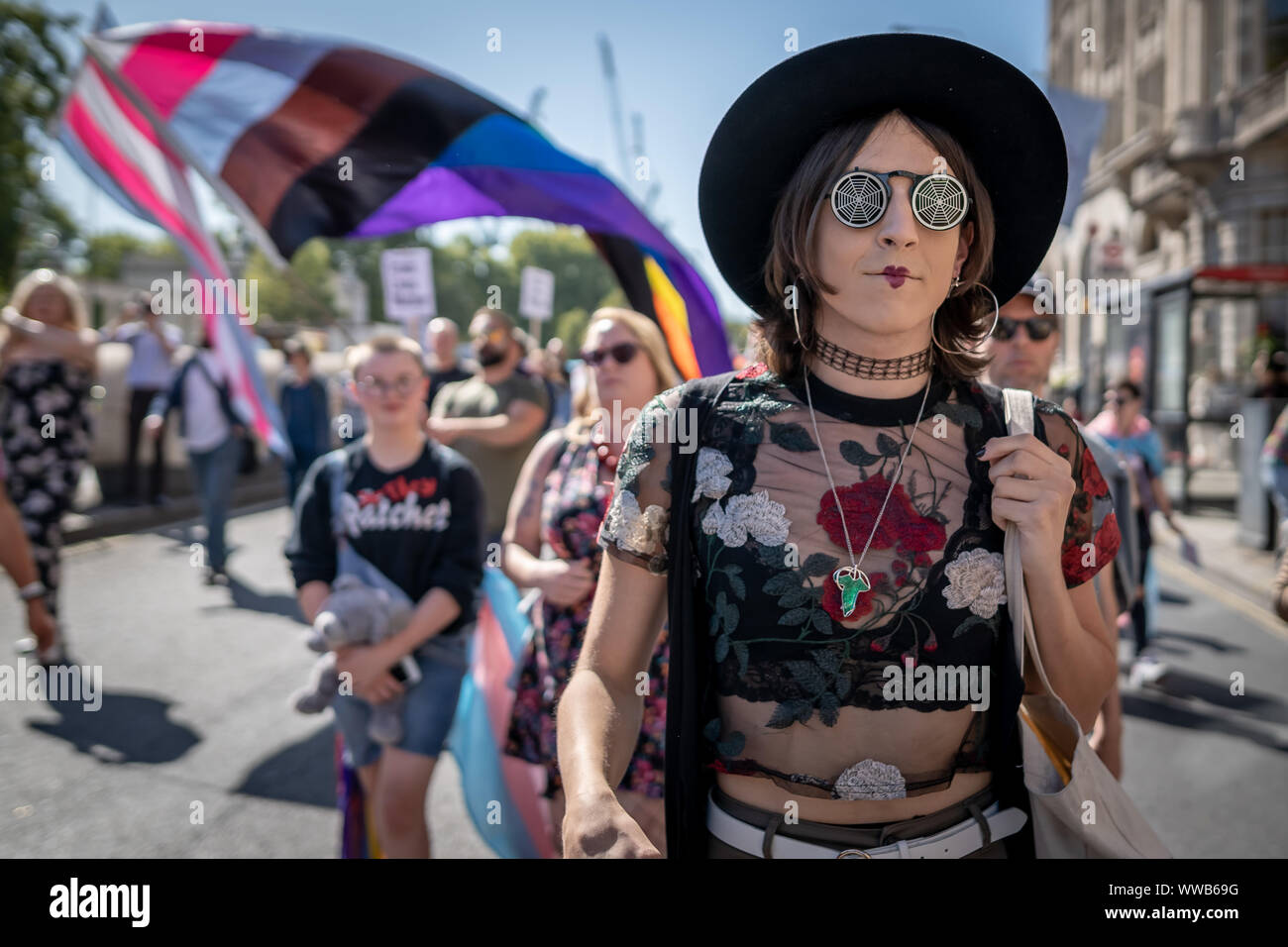 London, Großbritannien. 14. September, 2019. Hunderte von Transgender und Unterstützer sammeln in der Nähe von Wellington Arch zum ersten Trans Pride bereit, durch die Stadt. In Aktivismus verwurzelt, Aufruf zur Veränderung und feiert auch das Leben von Menschen auf der ganzen Welt, Trans Pride zielt darauf ab, die weitere Sensibilisierung auf laufende Angriffe auf trans Menschen zu bringen, sowohl online als auch in der realen Welt. Polizei Daten im Juni ergab, dass transphober Hassverbrechen bis um 81 Prozent im vergangenen Jahr. Credit: Guy Corbishley/Alamy leben Nachrichten Stockfoto