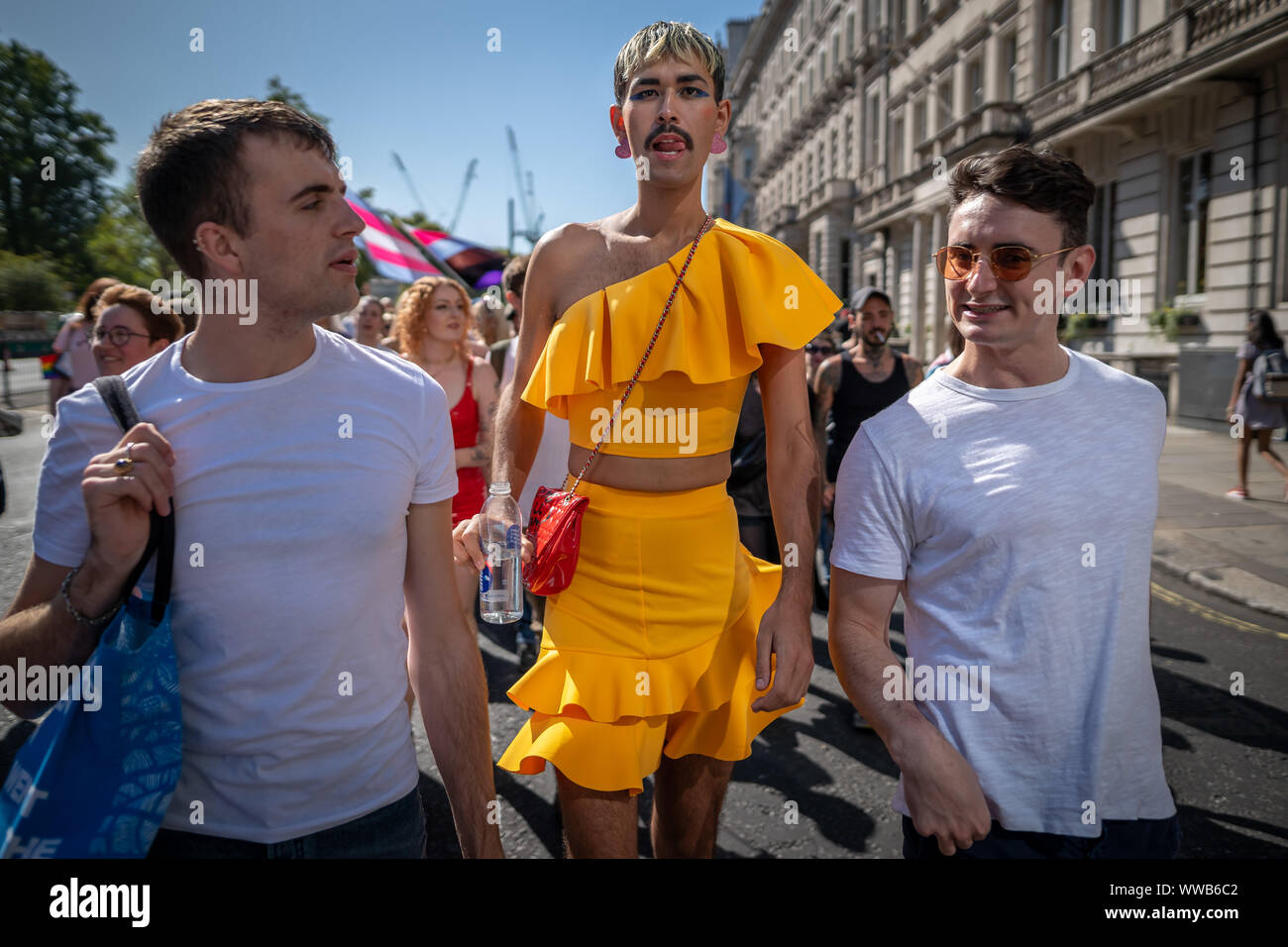 London, Großbritannien. 14. September, 2019. Hunderte von Transgender und Unterstützer sammeln in der Nähe von Wellington Arch zum ersten Trans Pride bereit, durch die Stadt. In Aktivismus verwurzelt, Aufruf zur Veränderung und feiert auch das Leben von Menschen auf der ganzen Welt, Trans Pride zielt darauf ab, die weitere Sensibilisierung auf laufende Angriffe auf trans Menschen zu bringen, sowohl online als auch in der realen Welt. Polizei Daten im Juni ergab, dass transphober Hassverbrechen bis um 81 Prozent im vergangenen Jahr. Credit: Guy Corbishley/Alamy leben Nachrichten Stockfoto