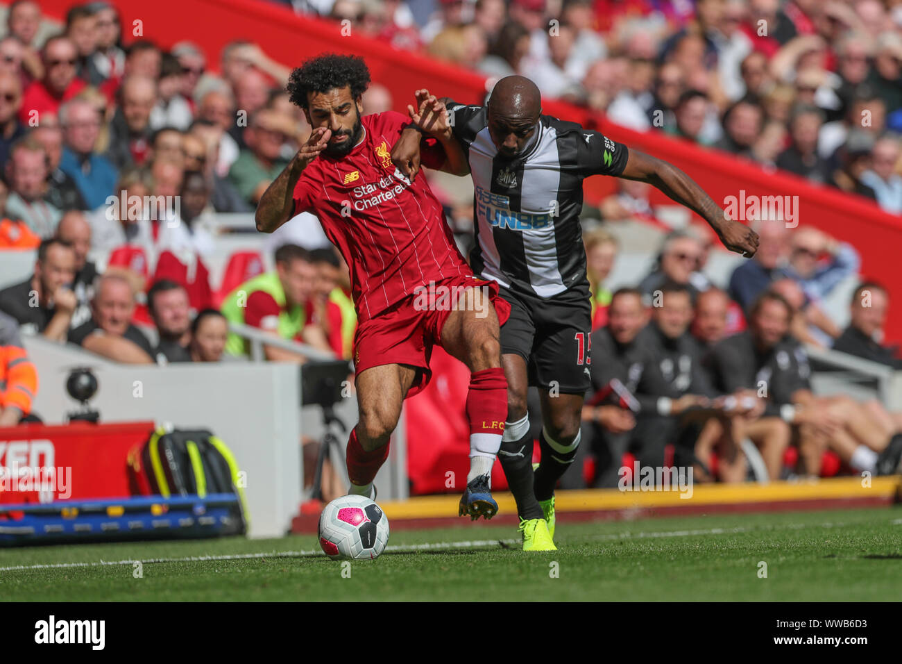 Liverpool, Großbritannien. 14 Sep, 2019. Premier League Football, Liverpool vs Newcastle United; Mohamed Salah (11) von Liverpool in Aktion während des Spiels als Jetro Willems (15) von Newcastle United Herausforderungen Credit: Mark Cosgrove/News Bilder Premier League/EFL Fußball Bilder unterliegen DataCo Lizenz Credit: Aktuelles Bilder/Alamy leben Nachrichten Stockfoto