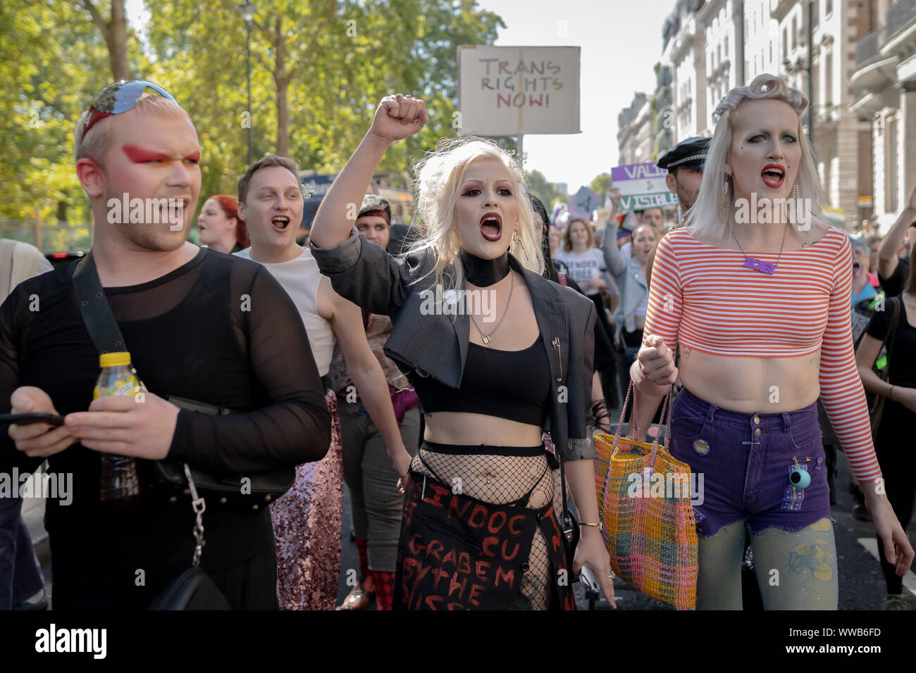London, Großbritannien. 14. September, 2019. Hunderte von Transgender und Unterstützer sammeln in der Nähe von Wellington Arch zum ersten Trans Pride bereit, durch die Stadt. In Aktivismus verwurzelt, Aufruf zur Veränderung und feiert auch das Leben von Menschen auf der ganzen Welt, Trans Pride zielt darauf ab, die weitere Sensibilisierung auf laufende Angriffe auf trans Menschen zu bringen, sowohl online als auch in der realen Welt. Polizei Daten im Juni ergab, dass transphober Hassverbrechen bis um 81 Prozent im vergangenen Jahr. Credit: Guy Corbishley/Alamy leben Nachrichten Stockfoto