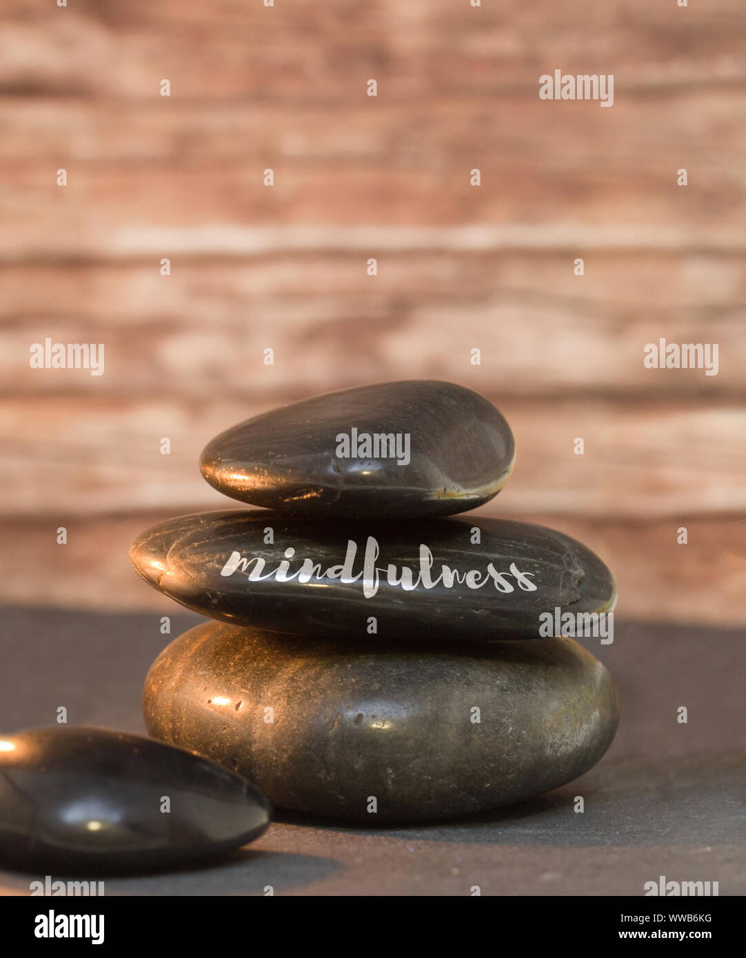 Achtsamkeit Wort auf Stein geschrieben Stockfoto