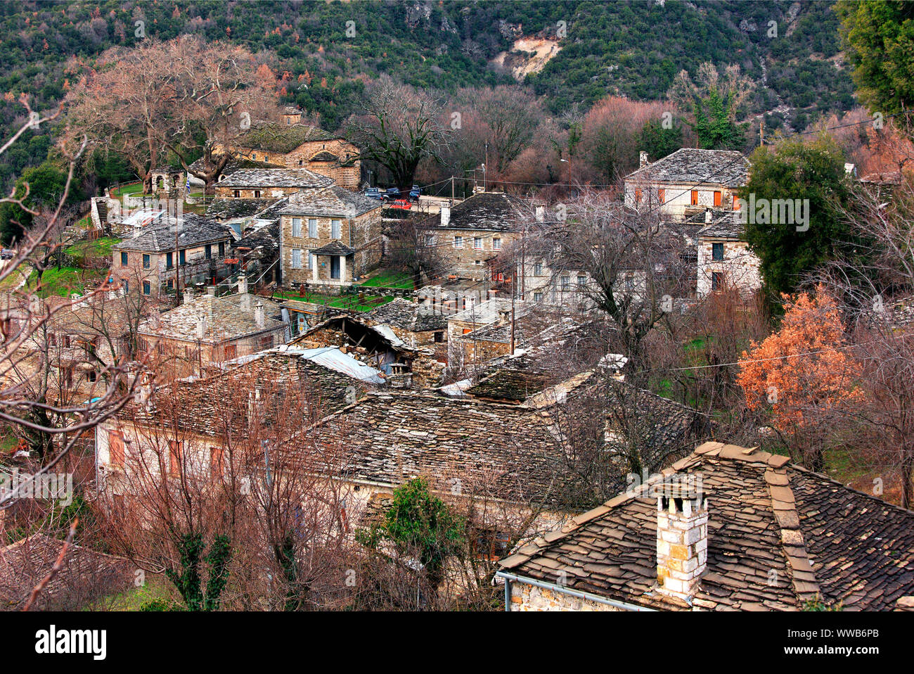 MIKRO PAPINGO VILLAGE, Griechenland. Teilweise mit Blick auf einer der schönsten griechischen Bergdörfern in der Region Zagori, Ioannina, Epirus. Stockfoto