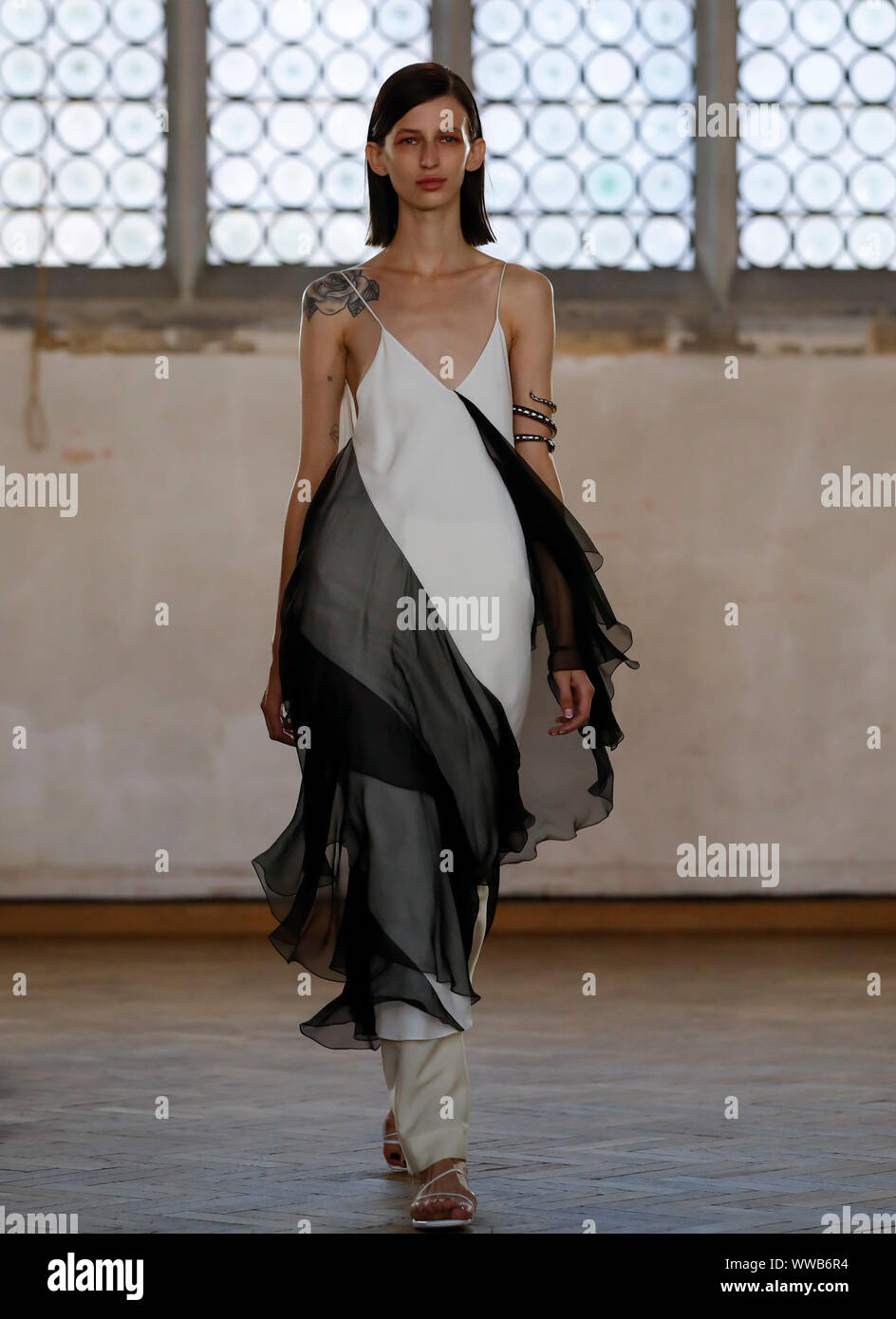 London, Großbritannien. 14 Sep, 2019. Ein Modell geht der Start- und Landebahn am Sharon Wauchob zeigen während der London Fashion Week in London, Großbritannien, an Sept. 14, 2019. Credit: Han Yan/Xinhua/Alamy leben Nachrichten Stockfoto