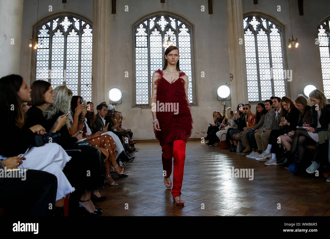 London, Großbritannien. 14 Sep, 2019. Ein Modell geht der Start- und Landebahn am Sharon Wauchob zeigen während der London Fashion Week in London, Großbritannien, an Sept. 14, 2019. Credit: Han Yan/Xinhua/Alamy leben Nachrichten Stockfoto