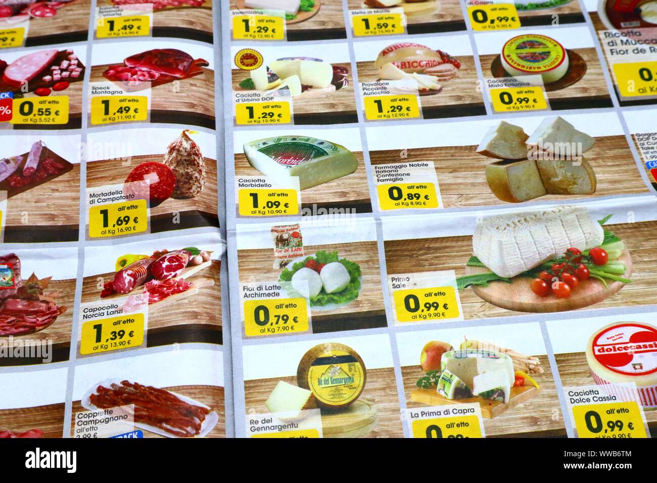 Wöchentliche Ad Flyer der Supermarkt Stockfoto