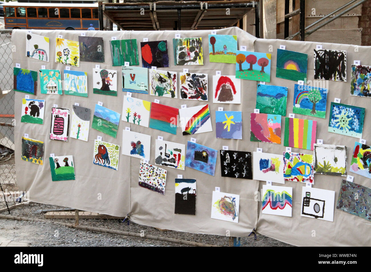 Gemälde von Kindern angezeigt für die öffentliche Veranstaltung in Lynchburg, VA, USA Stockfoto