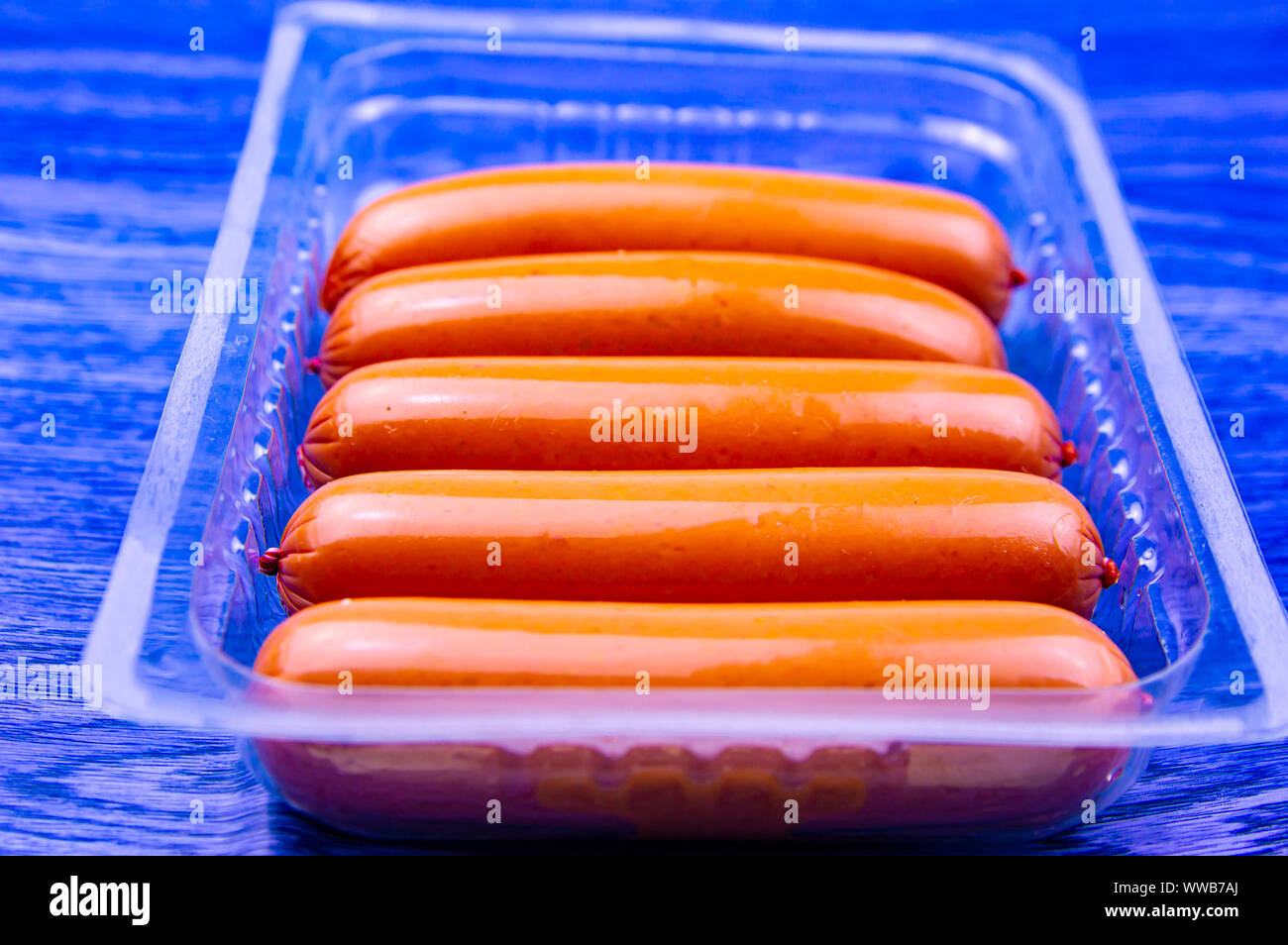 Verpackte Fleisch Wurst in einer Reihe. Essen Foto Stockfotografie - Alamy