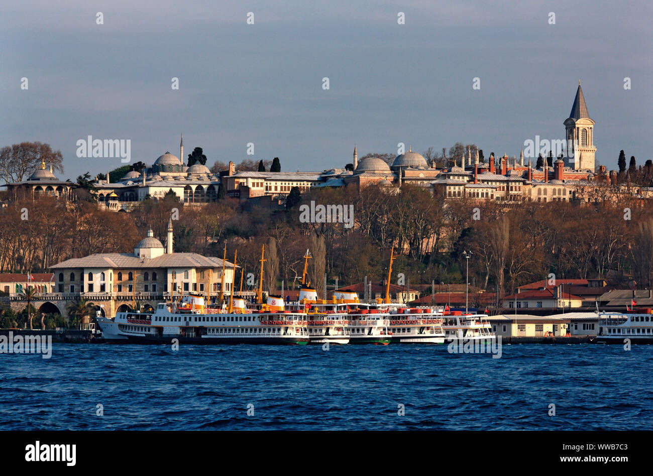 Blick auf den Topkapi-Palast und Eminonu von Karaköy, Istanbul, Türkei Stockfoto