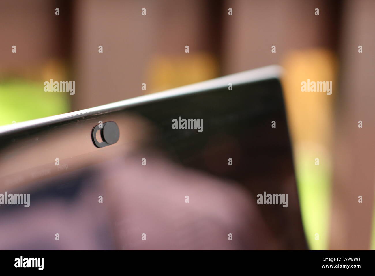 Datenschutz schieben Sie die Abdeckung der Kamera, Webcam für Laptop. Stockfoto