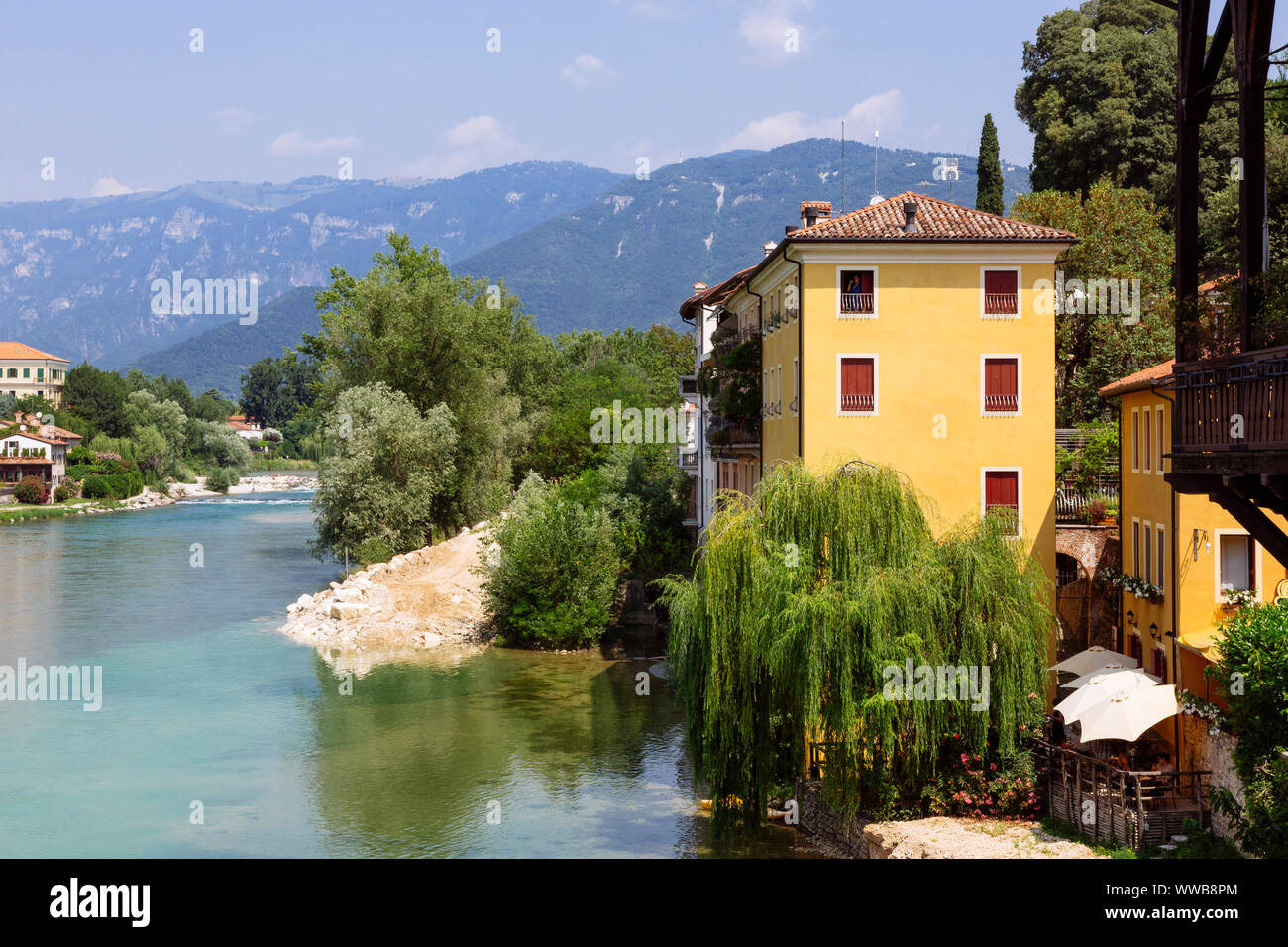 Bassano del Grappa (Italien) - einen Blick auf Bassano del Grappa über den Fluss Brenta Stockfoto