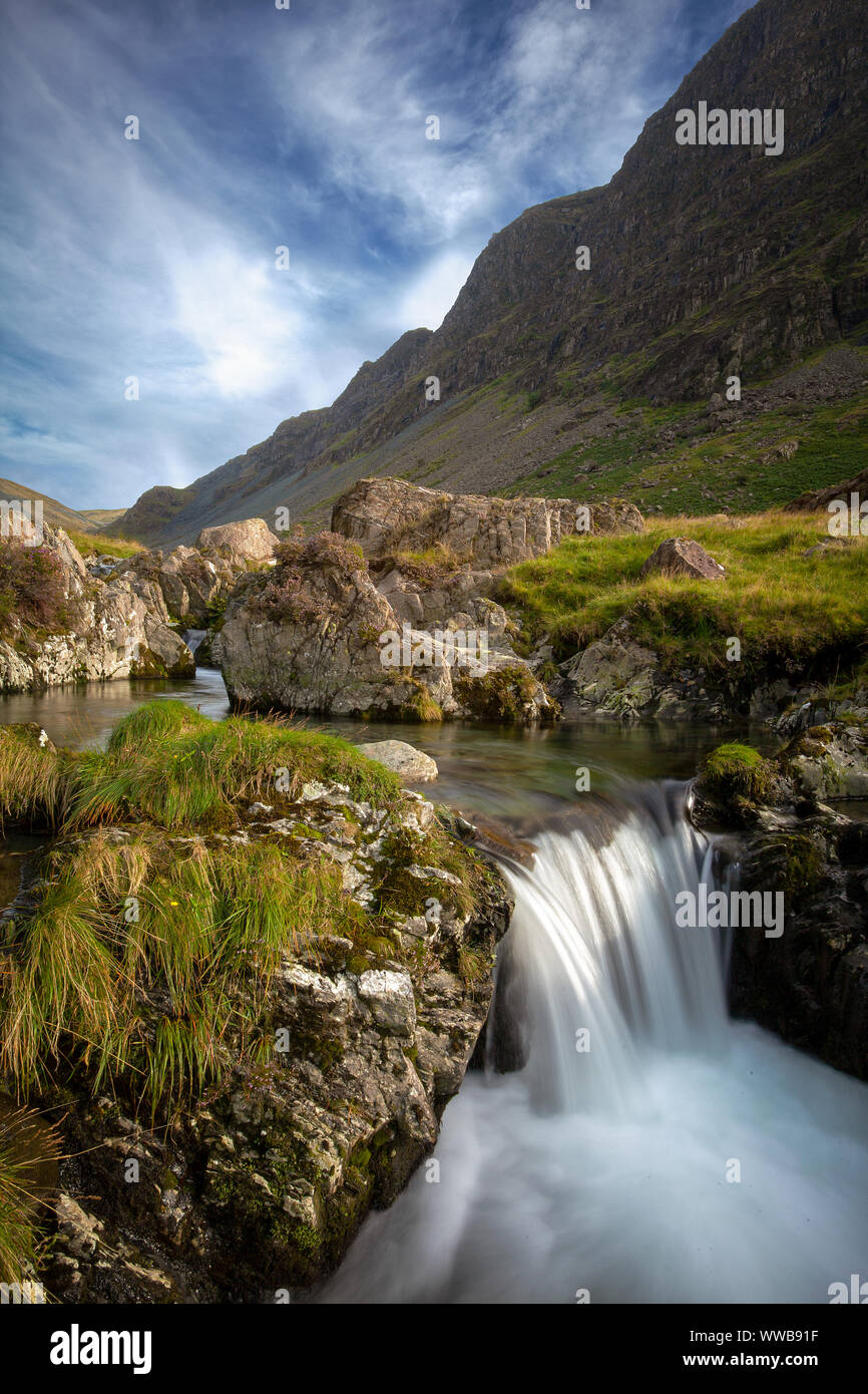 Honister Pass Bergtal mit Beck, Bach, Fluss und kleinem Wasserfall im Lake District National Park Cumbria Stockfoto