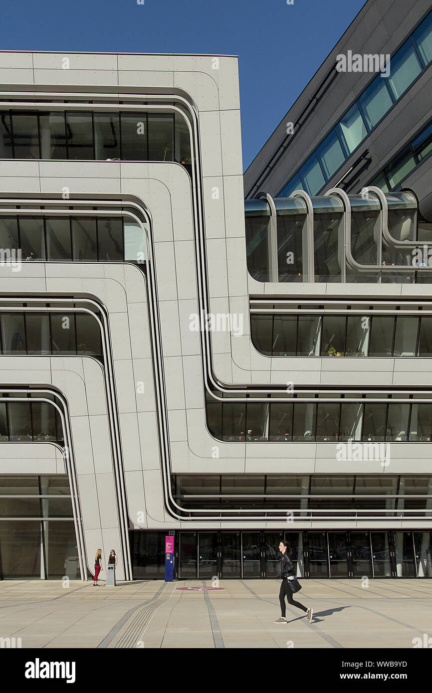 Schüler weitergeben von Bibliothek und Learning Center der Wirtschaftsuniversität Wien, Österreich, von Zaha Hadid Partner entwickelt. Stockfoto