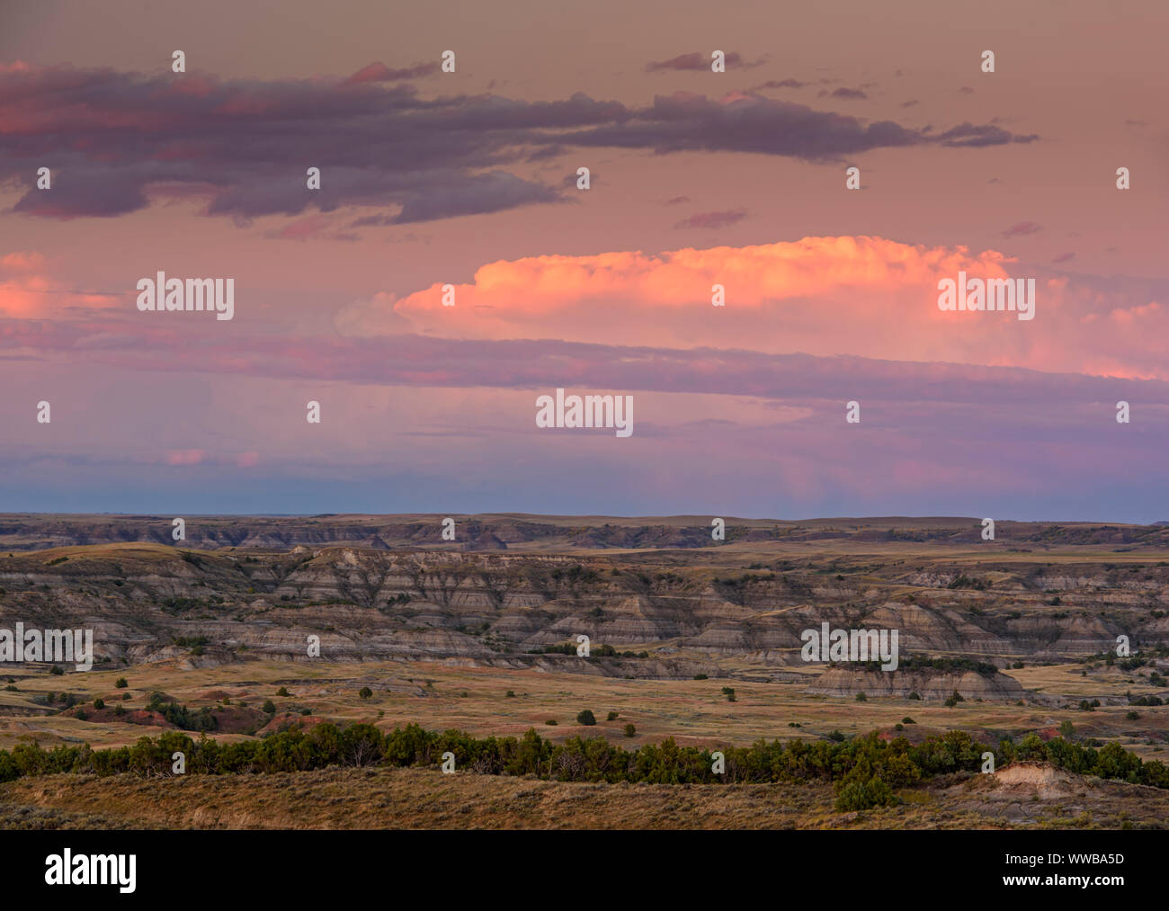 Sonnenuntergang Himmel über den Badlands von Buck Hill, Theodore Roosevelt National Park (Südafrika), North Dakota, USA Stockfoto