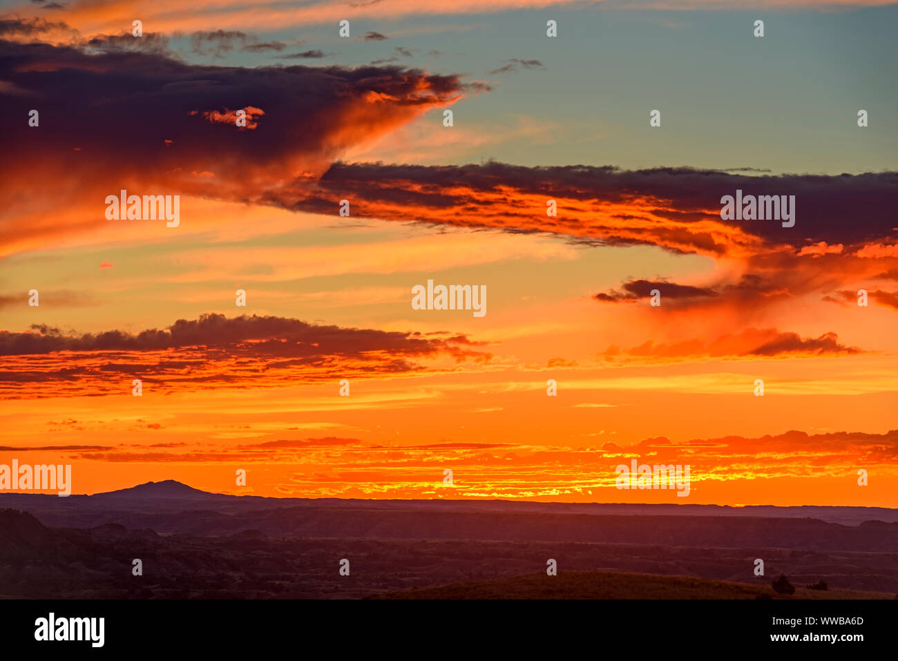 Sonnenuntergang Himmel über den Badlands von Buck Hill, Theodore Roosevelt National Park (Südafrika), North Dakota, USA Stockfoto