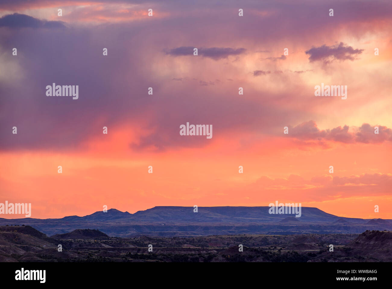 Sonnenuntergang Himmel über den Badlands von Buck Hill, Theodore Roosevelt National Park (Südafrika), North Dakota, USA Stockfoto