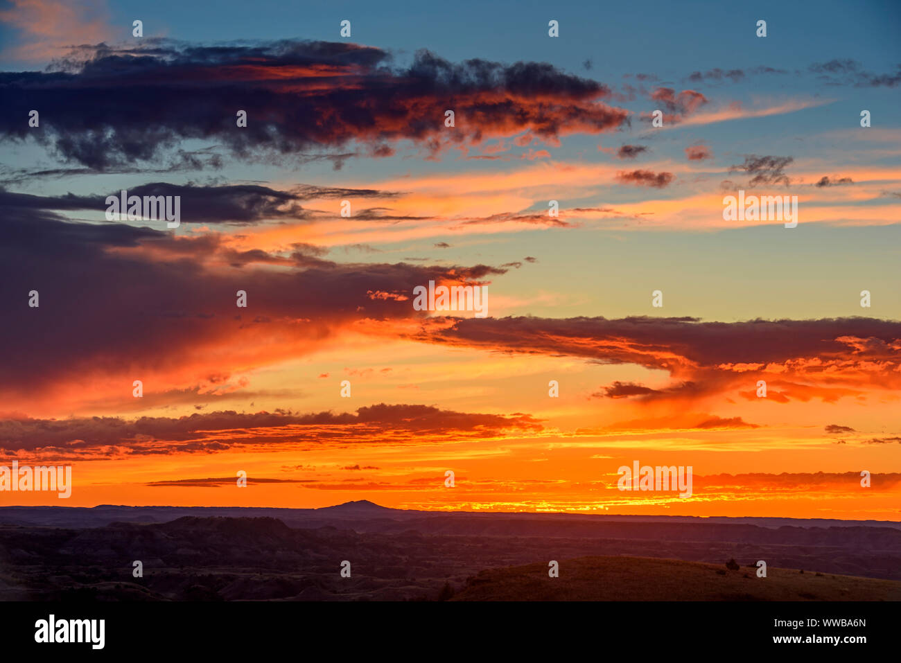 Sonnenuntergang Himmel über den Badlands von Buck Hill, Theodore Roosevelt National Park (Südafrika), North Dakota, USA Stockfoto