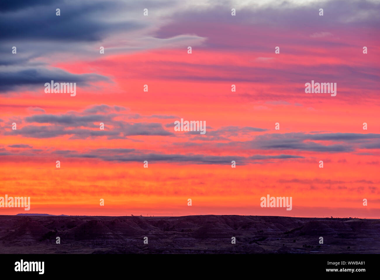 Sonnenuntergang Himmel über den Badlands von Buck Hill, Theodore Roosevelt National Park (Südafrika), North Dakota, USA Stockfoto