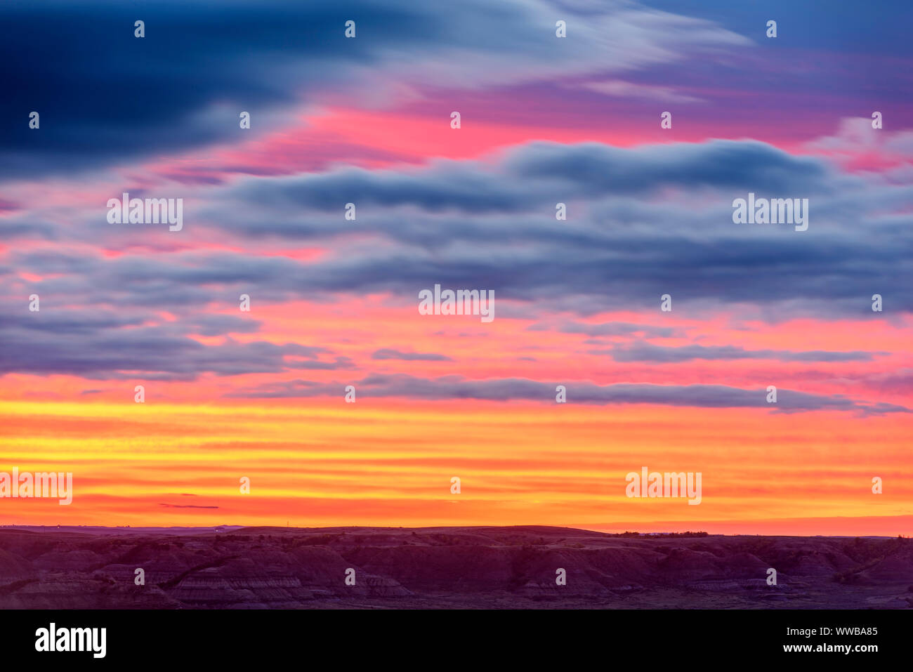 Sonnenuntergang Himmel über den Badlands von Buck Hill, Theodore Roosevelt National Park (Südafrika), North Dakota, USA Stockfoto